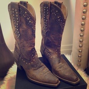Studded cowboy boots !